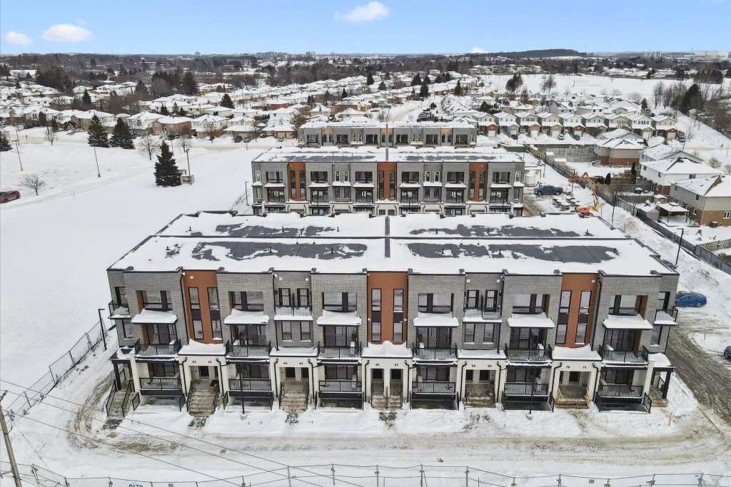 2-bedroom condo townhouse for sale in Waterloo — C061 - 525 Erinbrook Drive (Photo 1)