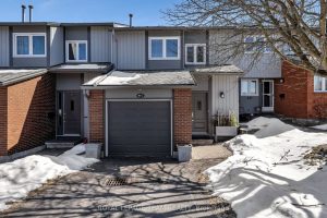 3-bedroom condo townhouse for sale in Ottawa — C - 18 Benlea Drive