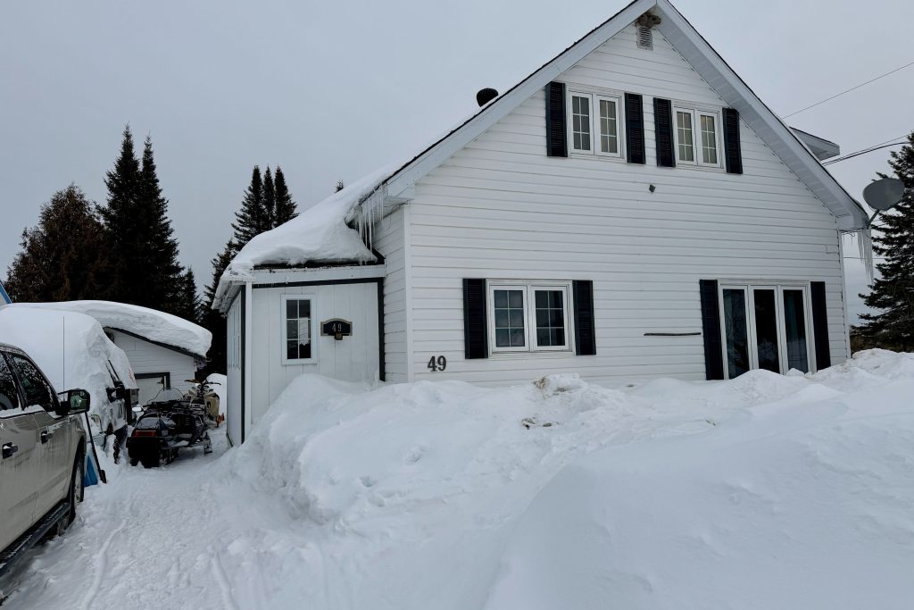 3-bedroom detached home for sale in Cochrane — Fauquier - 49 Gauthier Street (Photo 1)