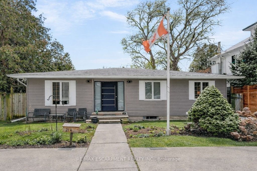 3-bedroom detached home for rent in Grimsby — Lower - 214 Main Street E (Photo 1)