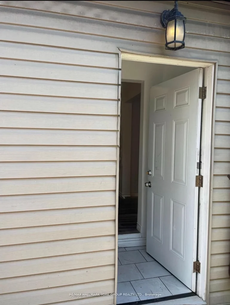 1-bedroom detached home for rent in Barrie — Main Rear - 165 Anne Street S (Photo 1)