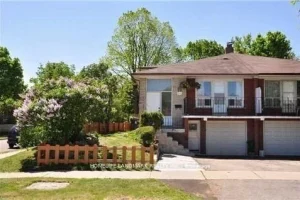 2-bedroom home for rent in Toronto — Middle - 84 Harrington Crescent