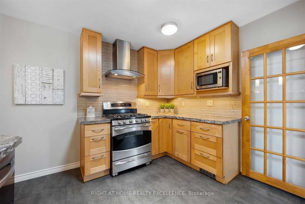 3-bedroom semi-detached home for rent in Aurora — Upper Level - 23 Davis Road (Photo 1)